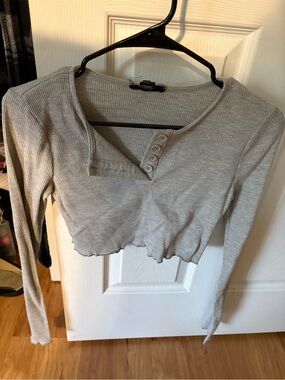 Ribbed Long-Sleeve Henley Crop Top in Light Gray